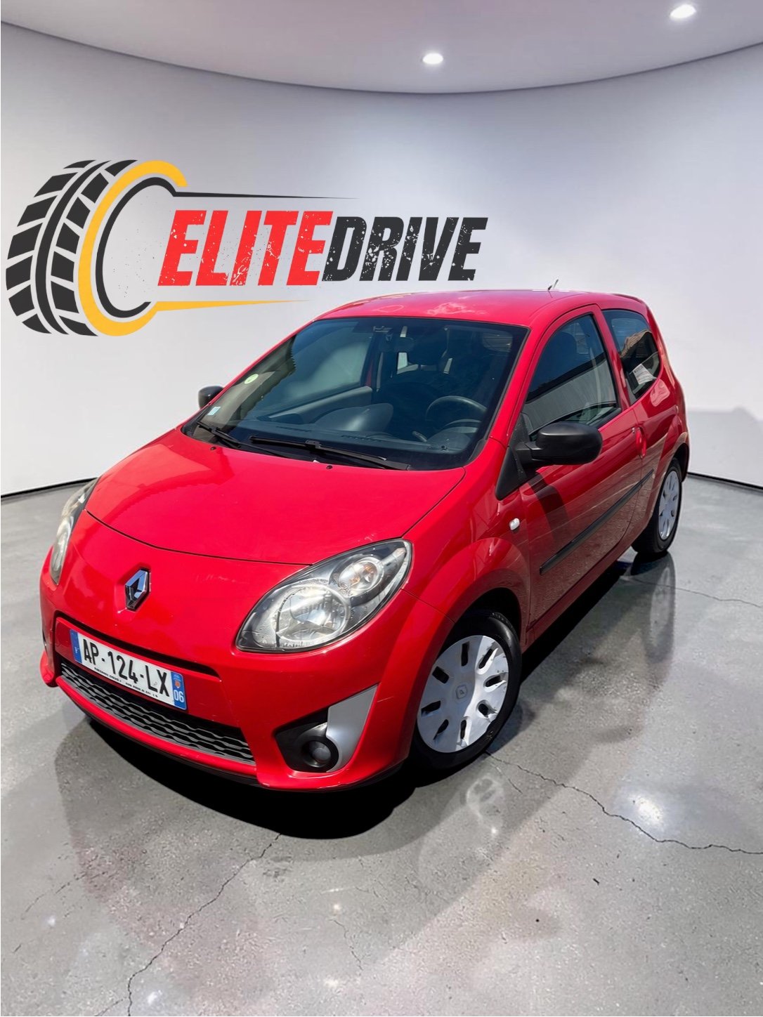 Renault Twingo rouge, citadine compacte, vue trois-quarts avant en studio