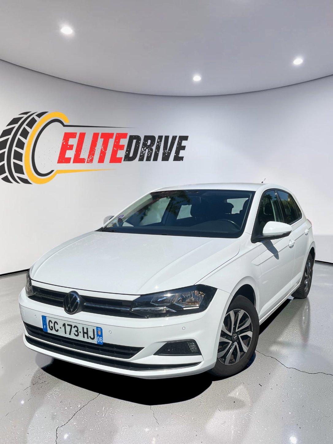 Volkswagen Polo blanche, citadine, vue trois-quarts avant en studio