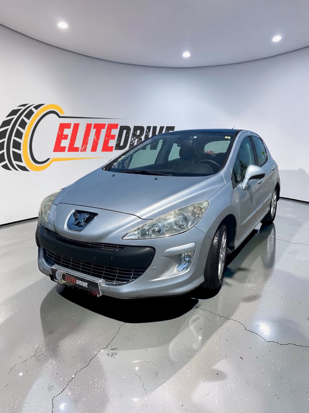 Peugeot 308 1.6 VTI 120ch Pack Premium, compacte, vue trois-quarts avant en studio