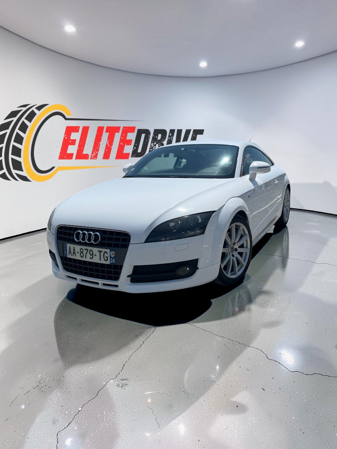 Audi TT 1.8 TFSI 160ch SLine, sportive, vue trois-quarts avant en studio