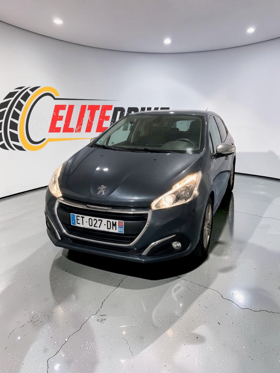 Peugeot 208 Style 1.2 PureTech 82ch, citadine, vue trois-quarts avant en studio